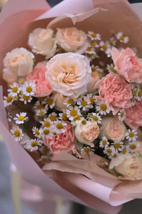 Трио букет из Ромашек, Гвоздики и Кустовой пионовидной розы #3