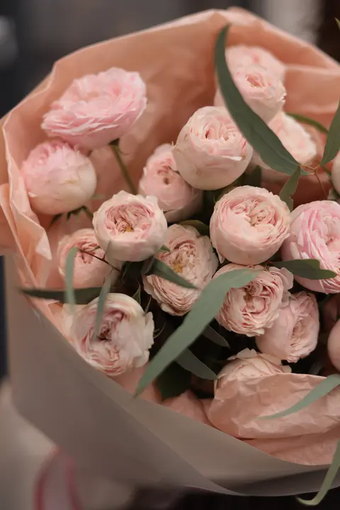 Монобукет из кустовых роз сорда Мэнсфилд