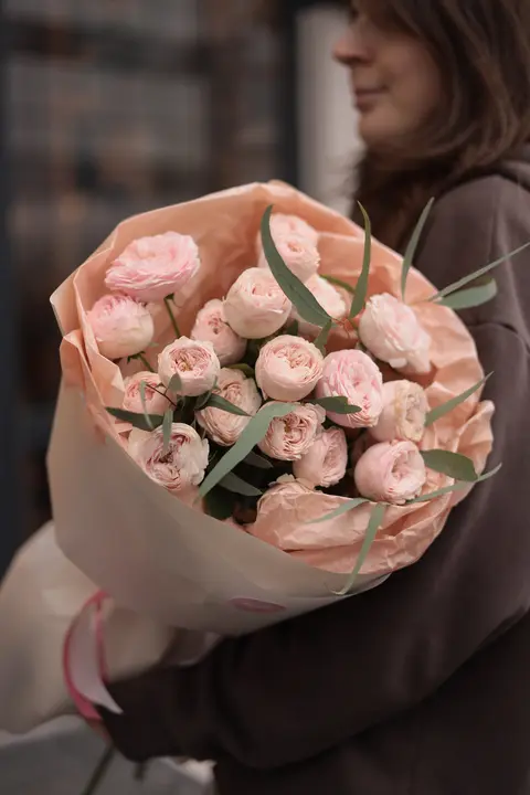 Монобукет из кустовых роз сорда Мэнсфилд