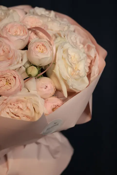 Дуо букет из роз Вайт О'хара и кустовых #3