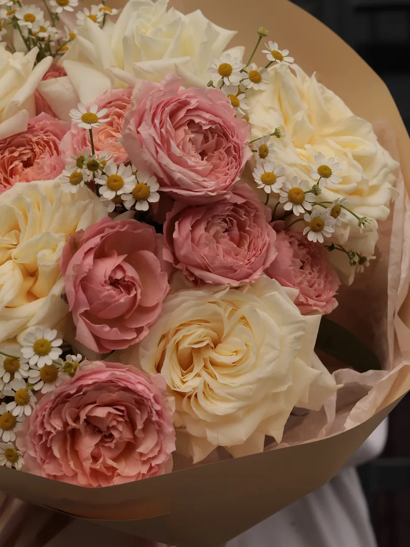 Трио букет из Ромашек, роз Джульетта и Вайт О'хара