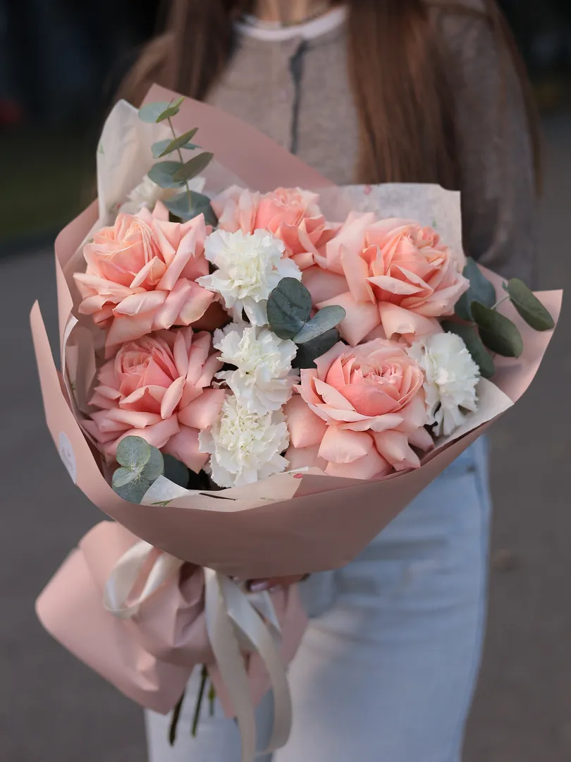 Трио букет из Гвоздики, Французской розы и Эвкалипта