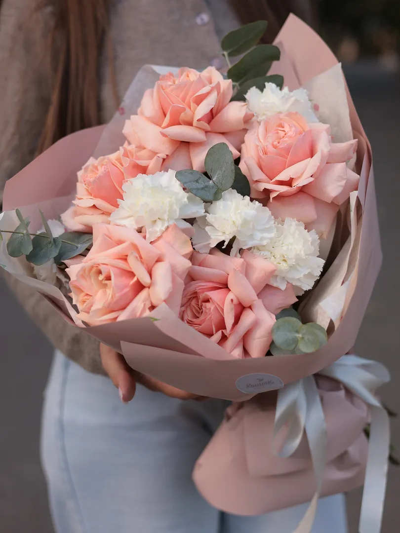 Трио букет из Гвоздики, Французской розы и Эвкалипта