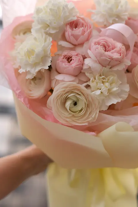 Трио букет из Ранункулюсов, Кустовой розы и Диантуса #3