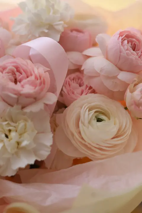 Трио букет из Ранункулюсов, Кустовой розы и Диантуса #4