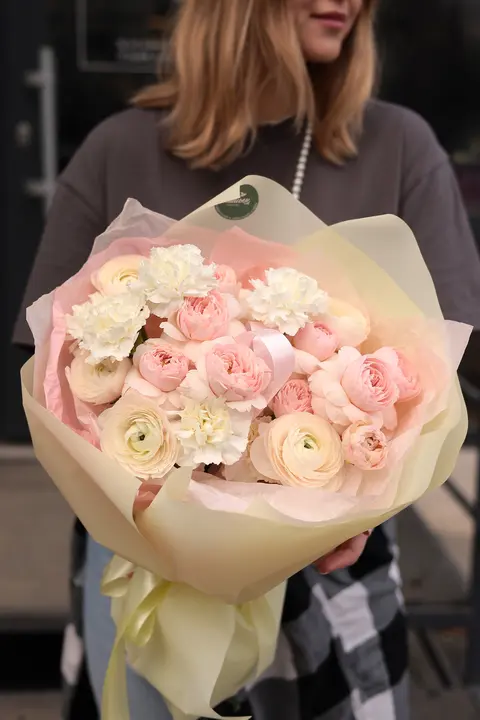 Трио букет из Ранункулюсов, Кустовой розы и Диантуса