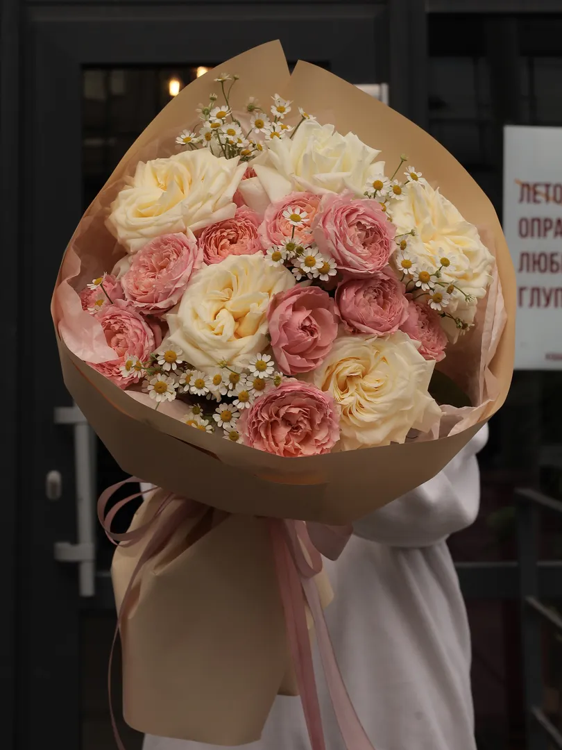 Трио букет из Ромашек, роз Джульетта и Вайт О'хара