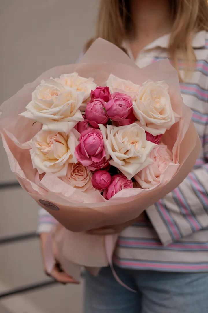 Дуо букет из Роз Вайт Охара и кустовых пионовидных Роз Сильва Пинк