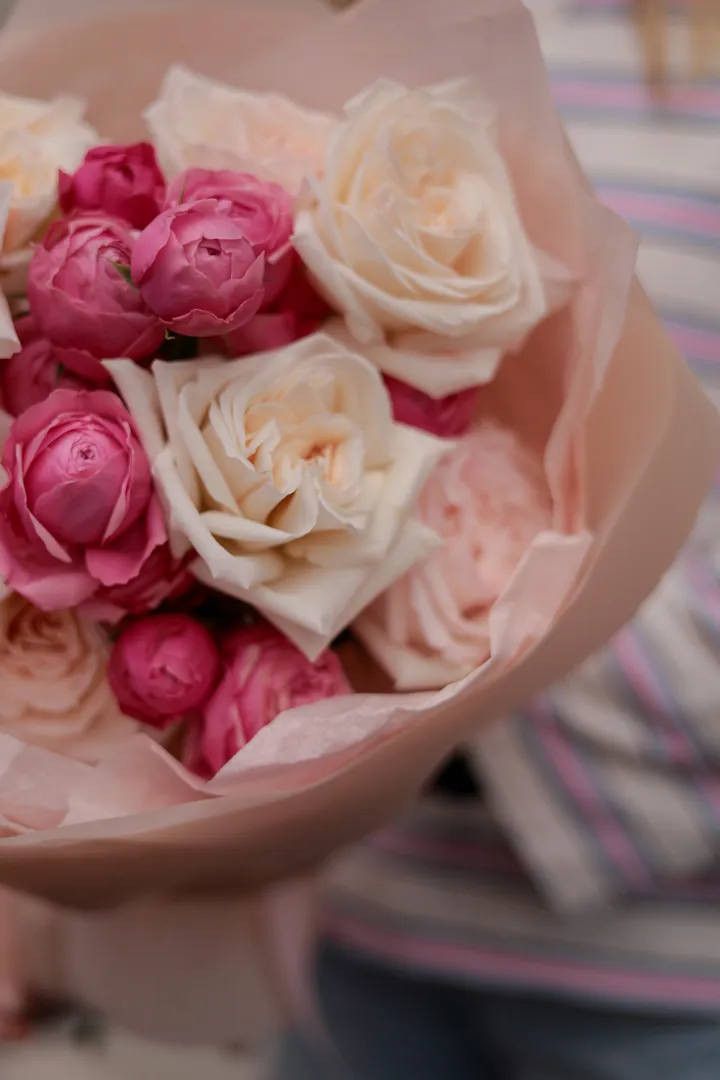 Дуо букет из Роз Вайт Охара и кустовых пионовидных Роз Сильва Пинк #3