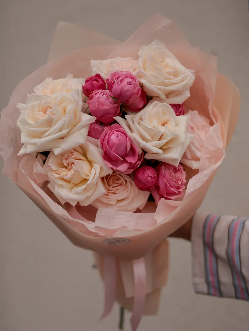 Дуо букет из Роз Вайт Охара и кустовых пионовидных Роз Сильва Пинк