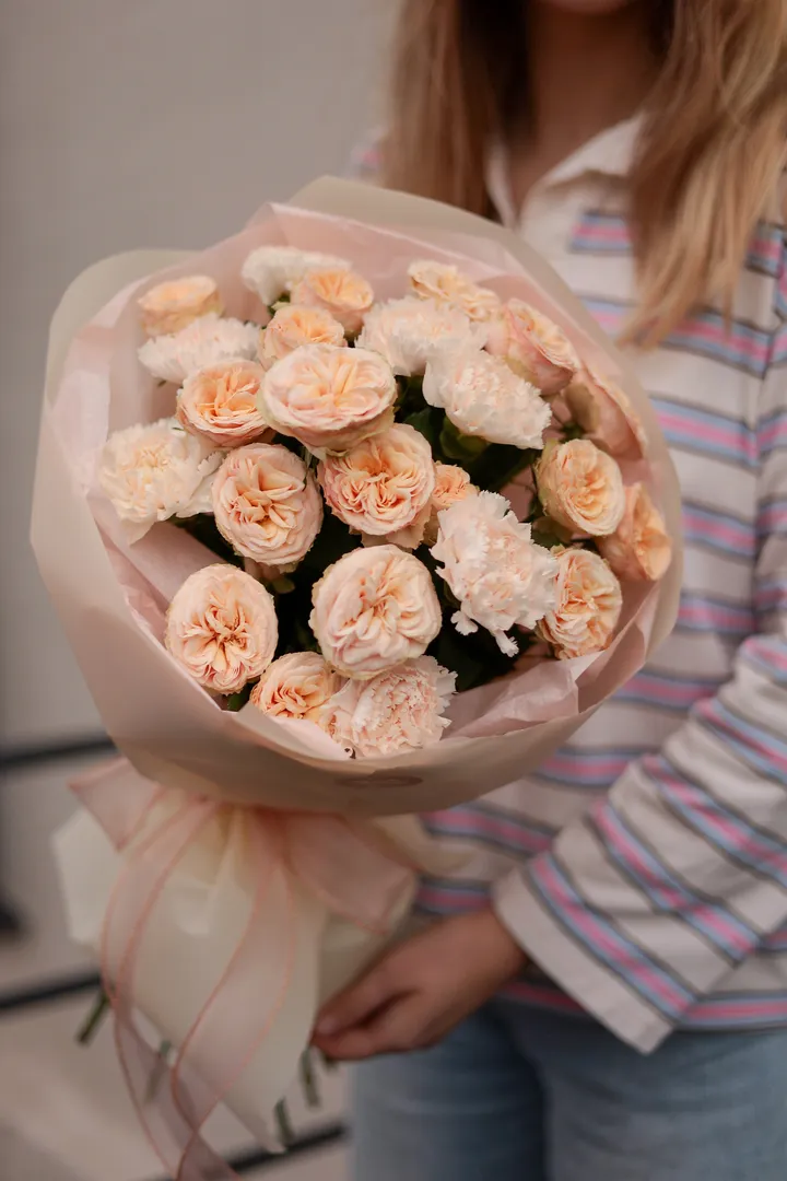 Дуо букет из Роз Вайт Охара и гвоздики