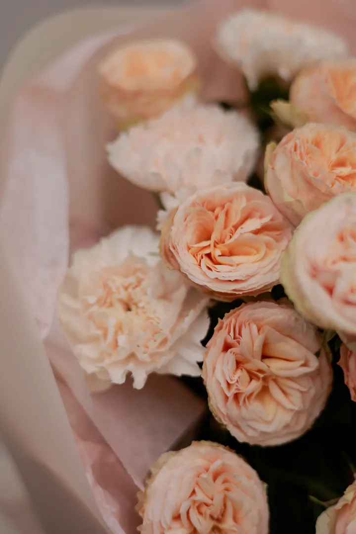 Дуо букет из Роз Вайт Охара и гвоздики #3