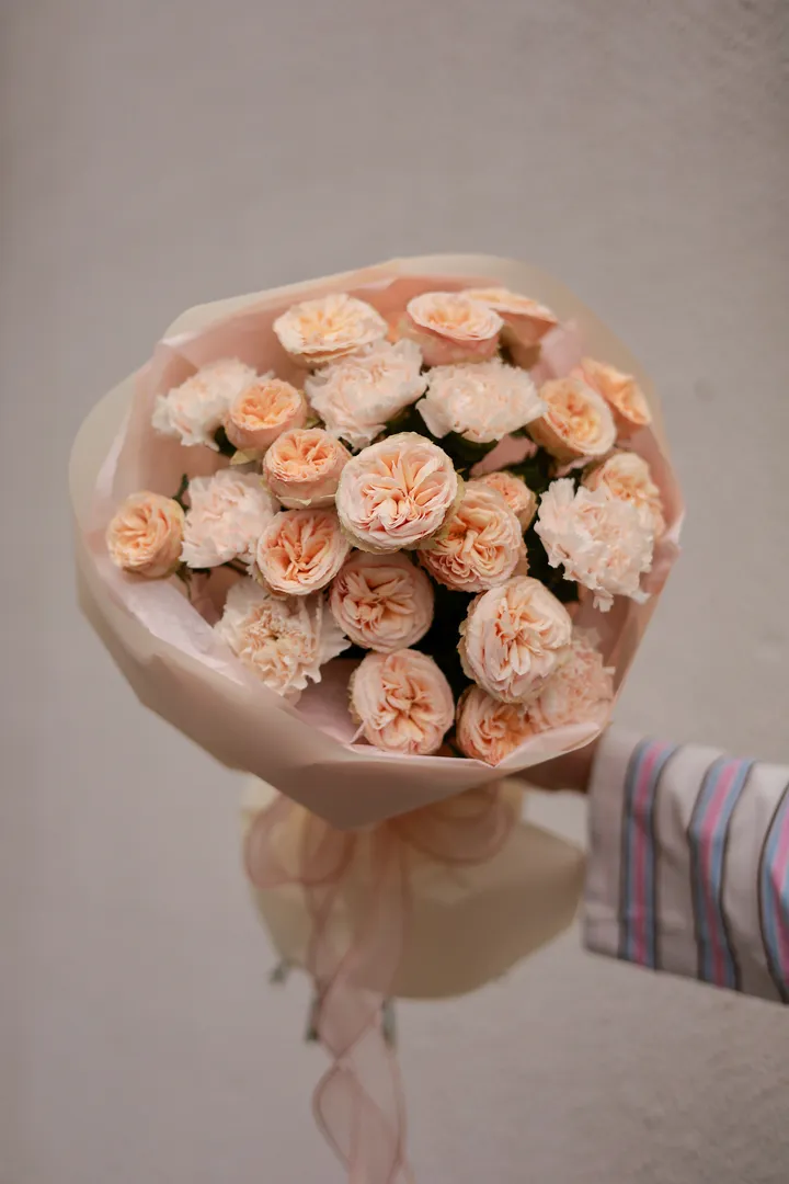 Дуо букет из Роз Вайт Охара и гвоздики