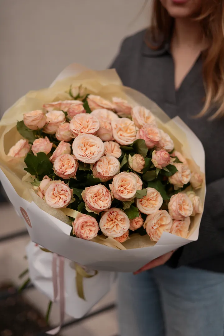 Монобукет из пионовидных кустовых Роз Джентл Трендсеттер